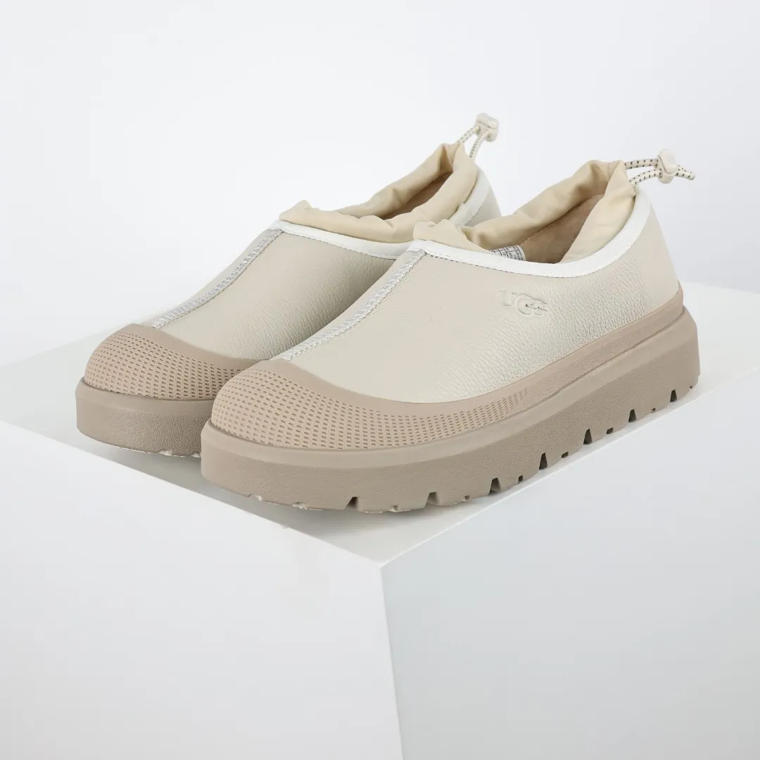 Pick up locally 💰620 Core recommendation Good price Cashmere insoles are a very suitable choice for keeping warm in winter and at home. In the new year, uug launched a series of styles, which are partial to the preferences of young consumers and have also moved to the forefront of fashion trends. Shoe body material Water-repellent coated suede upper 17mm UGGPURE™ implanted wool insole Lightweight non-slip comfortable rubber outsole With brand LOGO Trademark Comes with a full set of packaging Size: 35 36 37 38 39 40 41 42 43 44